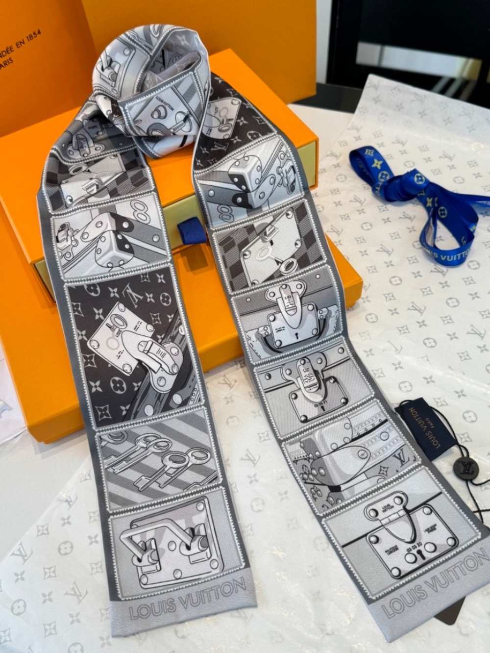 🖤 Louis. Vuitton. luggage Lock Letter Monogram Silk Scarf